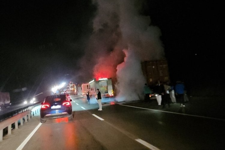 Bursa'da seyir halindeki tır alev alev yandı!