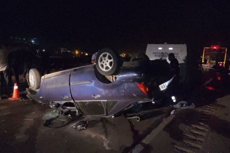 Hatay'da otomobil ticari ara&ccedil;la &ccedil;arpışarak ters d&ouml;nd&uuml;! 1 &ouml;l&uuml;, 2 yaralı