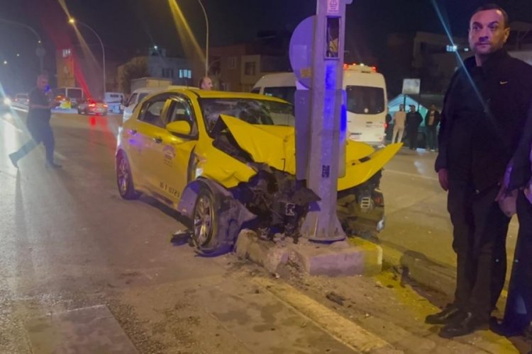 Bursa'da taksi motosiklete &ccedil;arptı! 6 yaralı