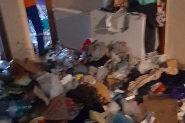 İstanbul'da bir evden, 4 kamyon &ccedil;&ouml;p &ccedil;ıktı