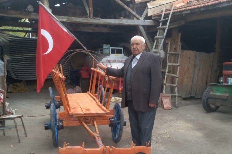 Bursalı vatandaş Kurtuluş Savaşı'nda m&uuml;himmat taşınan arabanın aynısını elleriyle yaptı