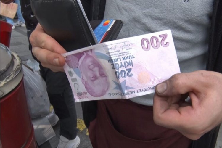 Robin Hood'um diyerek &ouml;n&uuml;ne gelene para dağıttı