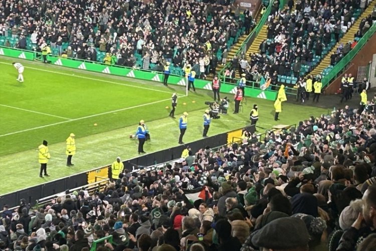 Celtic ma&ccedil;ında Filistin'e destek veren taraftar grubu trib&uuml;ne alınmadı