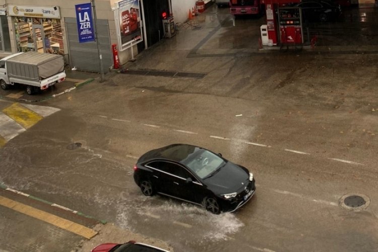 Bursa'da yağış bir anda etkisini g&ouml;sterdi