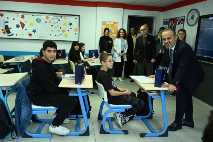 Alinur Aktaş, &ouml;ğrencilerle buluştu