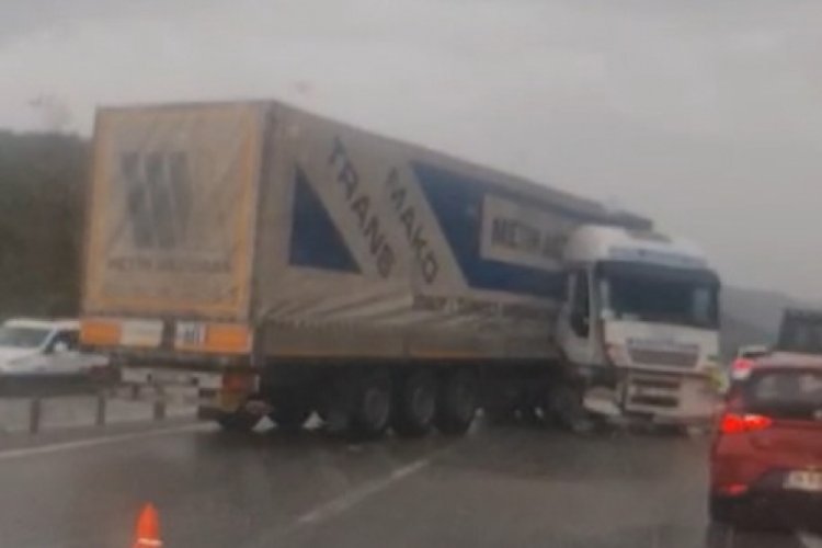 Bursa'da yağışlı havada makaslayan TIR yolu kapattı! Uzun ara&ccedil; kuyrukları oluştu
