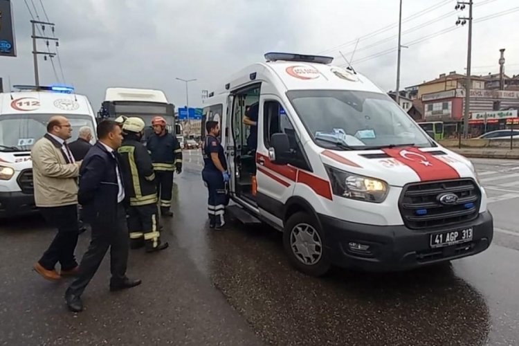 Kocaeli'nde tır, halk otob&uuml;s&uuml;ne &ccedil;arptı: 8 yaralı