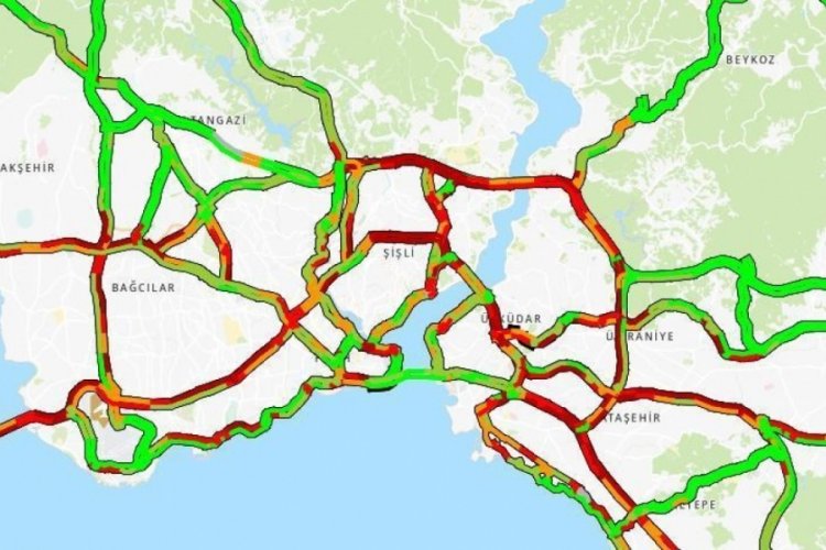 İstanbul'da yağış bastırdı trafik yoğunluğu y&uuml;zde 80'i aştı