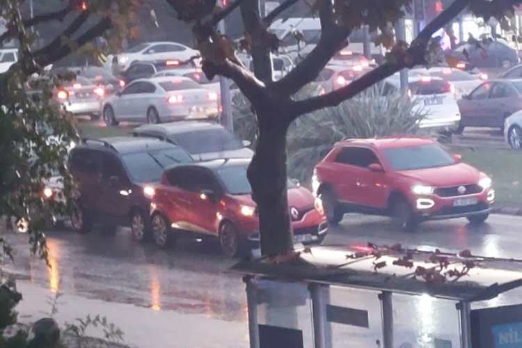 Bursa'da yağmurla birlikte kazalar da geldi!