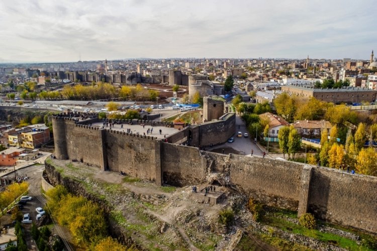 Diyarbakır'da aileler arasında silahlı kavga: 4 yaralı, 3 g&ouml;zaltı