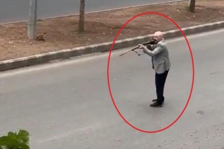 Diyarbakır'da av t&uuml;feği ile sokağa &ccedil;ıkan bir kişi ortalığı ayağa kaldırdı
