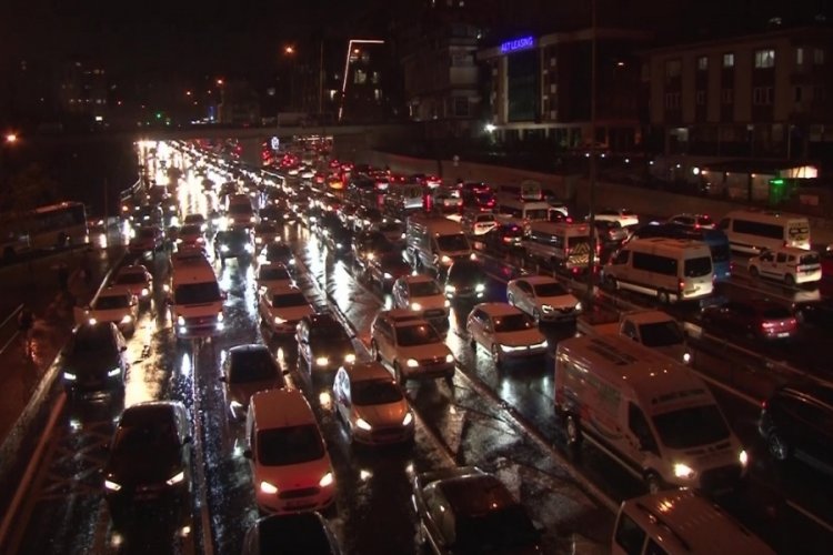 İstanbul'da uzun ara&ccedil; kuyrukları oluştu