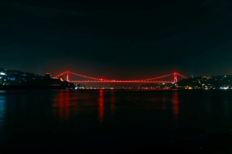 T&uuml;rkiye'nin sembol yapıları kırmızıya b&uuml;r&uuml;nd&uuml;