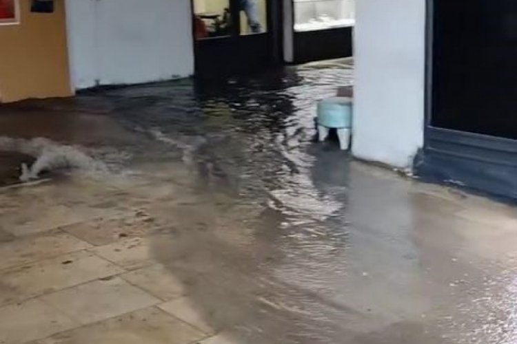 İstanbul'da yağış nedeniyle Kapalı&ccedil;arşı'yı su bastı