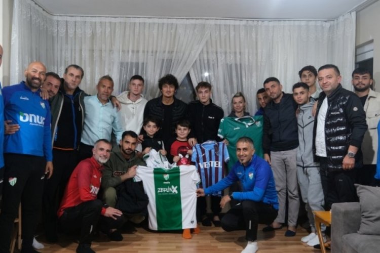 Bursaspor, y&uuml;z&uuml;ne biber gazı sıkılan Trabzonsporlu k&uuml;&ccedil;&uuml;k taraftarı ziyaret etti