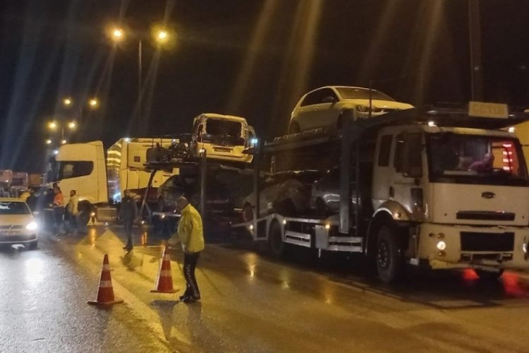 Kocaeli TEM'de kaza: &Ccedil;ok sayıda ara&ccedil; birbirine girdi
