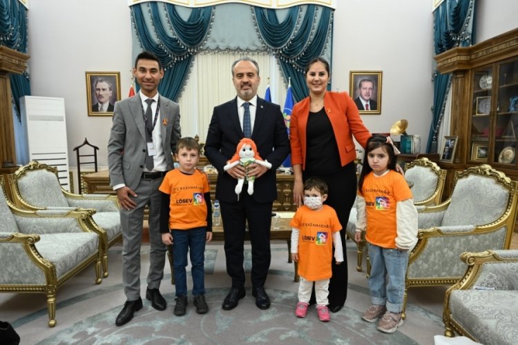 Alinur Aktaş l&ouml;semiyle m&uuml;cadele eden &ccedil;ocukları makamında konuk etti
