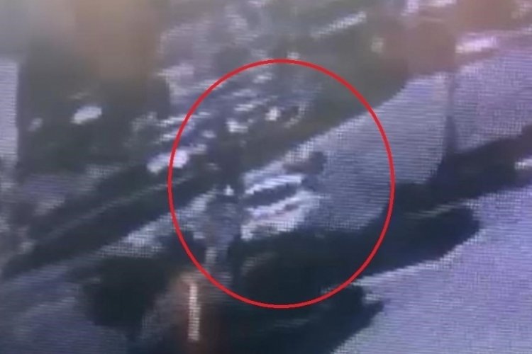 Bursa'da yolun karşısına ge&ccedil;en bisikletliye otomobil &ccedil;arptı