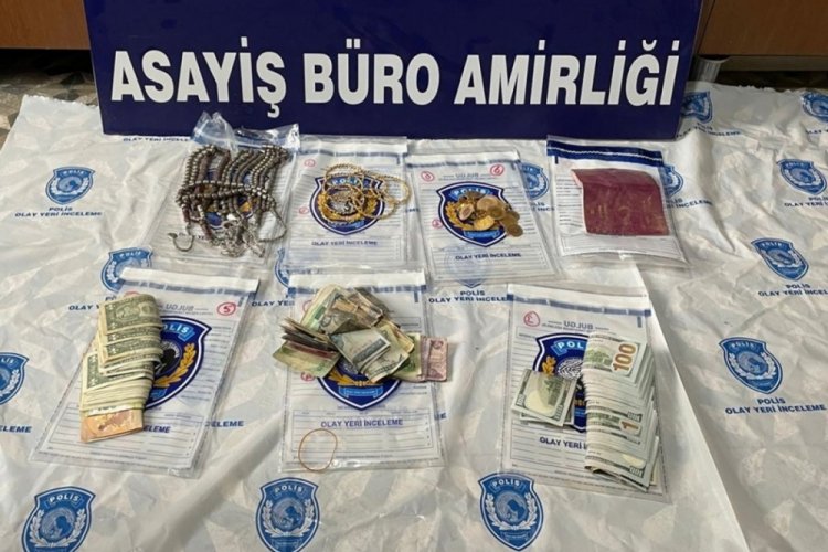 &Ccedil;aldıkları paraları evlerinin bah&ccedil;esine g&ouml;men 3 ş&uuml;pheliye g&ouml;zaltı