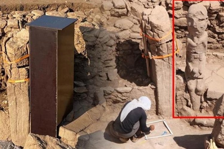 Şanlıurfa'daki insan heykeline 'kutulu koruma' tartışma yarattı