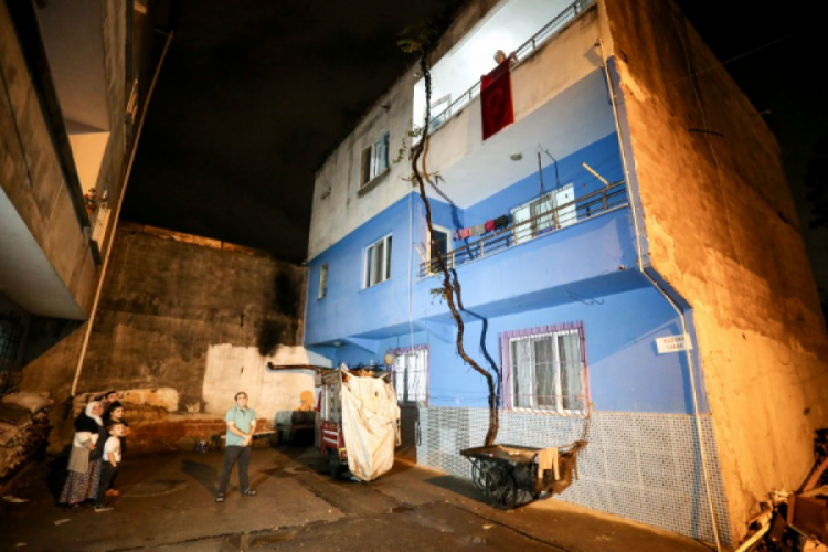 G&uuml;rsu Belediye Başkanı'ndan, &ccedil;&ouml;pte bulduğu bayrağı evinin balkonuna asan iş&ccedil;iye ziyaret