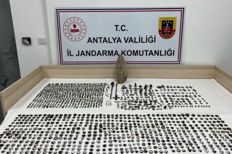 Antalya'da eser ka&ccedil;ak&ccedil;ılığı operasyonu! 5 g&ouml;zaltı