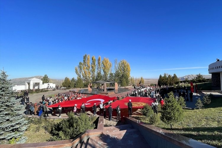 Kırgızistan'da, Kırgız ve T&uuml;rk &ouml;ğrenciler "&uuml;lke bağımsızlığı uğruna canından olanları" andı