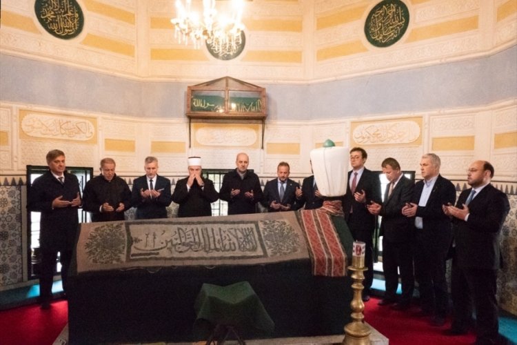 Numan Kurtulmuş, cuma namazını Bosna Hersek'te kıldı
