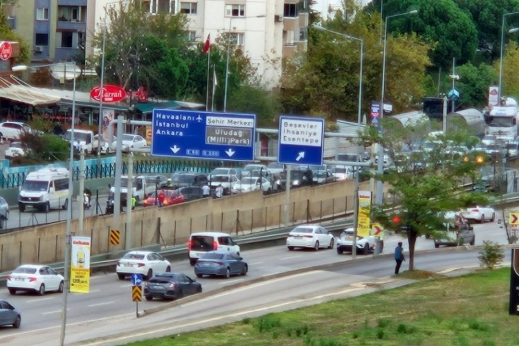 Bursa'da seyir halindeki araca arkadan &ccedil;arptı!