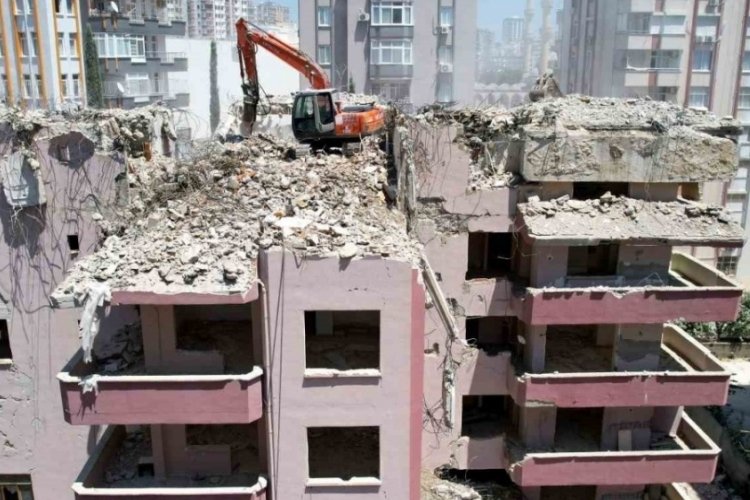 Adana'da ağır hasarlı 3 bina kontroll&uuml; yıkıldı