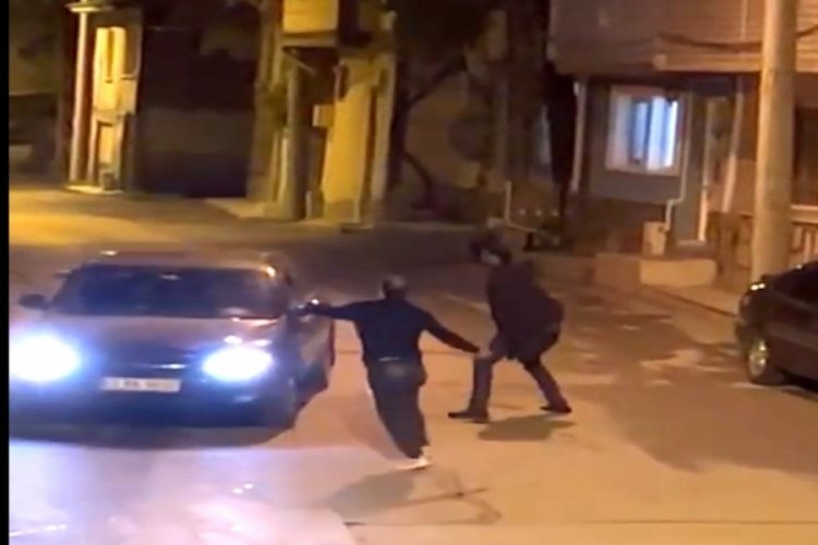 Ara&ccedil;lara ve polise saldıran sarhoş adam adli kontrolle serbest bırakıldı