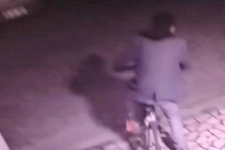 Kayseri'de bisiklet &ccedil;alan ş&uuml;phelinin rahat tavırları dikkat &ccedil;ekti