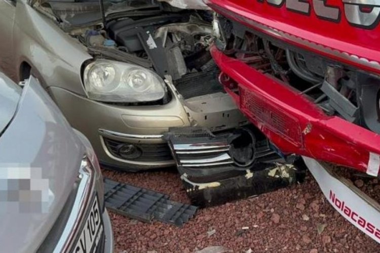 Aksaray'da  5 araca &ccedil;arpıp hurdaya &ccedil;evirdi! Ka&ccedil;arak kayıplara karıştı