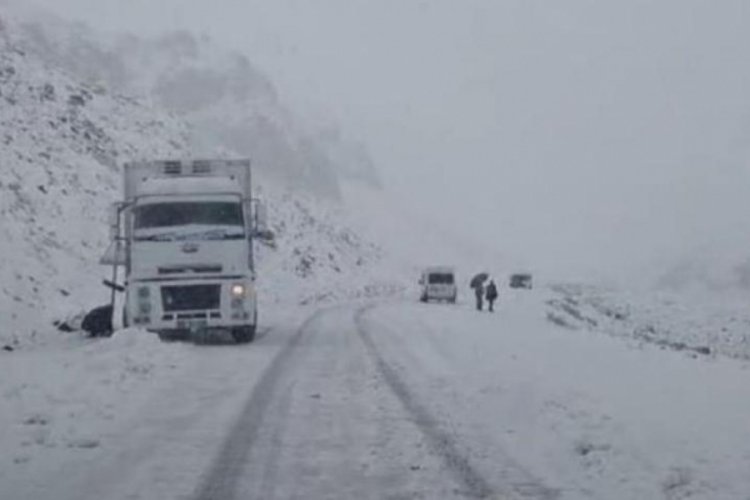 3 bin rakımlı Karabet Ge&ccedil;idi'nde kar yağışı trafiği olumsuz y&ouml;nde etkiledi
