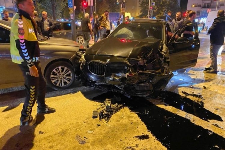 Bursa'da 3 ara&ccedil; &ccedil;arpıştı! 3 yaralı