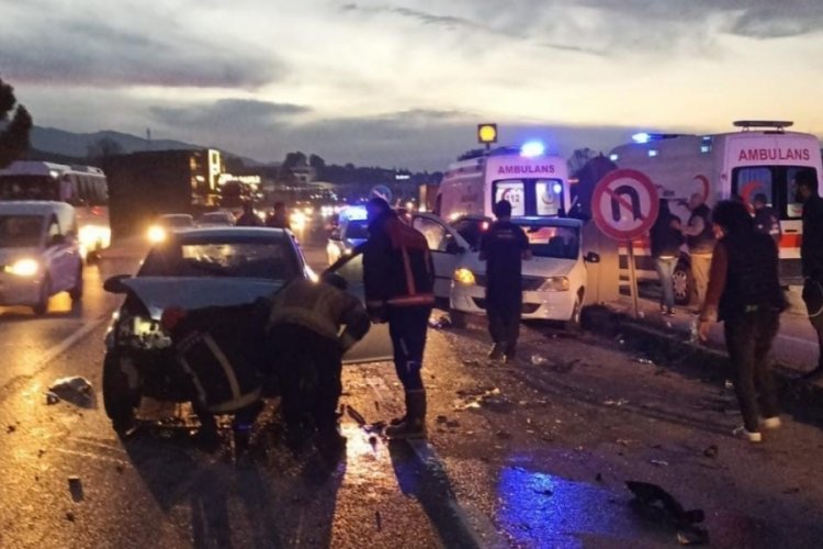 Bursa'da iki otomobilin &ccedil;arpıştığı kazadaki detay y&uuml;rek burktu