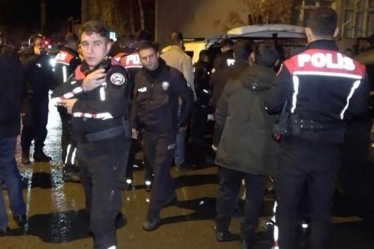 Erzurum'da kendisine 'hırsız' diyen kişiyi ailesinin g&ouml;z&uuml; &ouml;n&uuml;nde bı&ccedil;akladı
