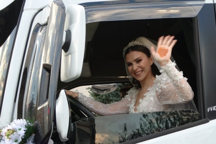 Ordu'da gelin tırın direksiyona ge&ccedil;ti: Bu benim en b&uuml;y&uuml;k hayalimdi