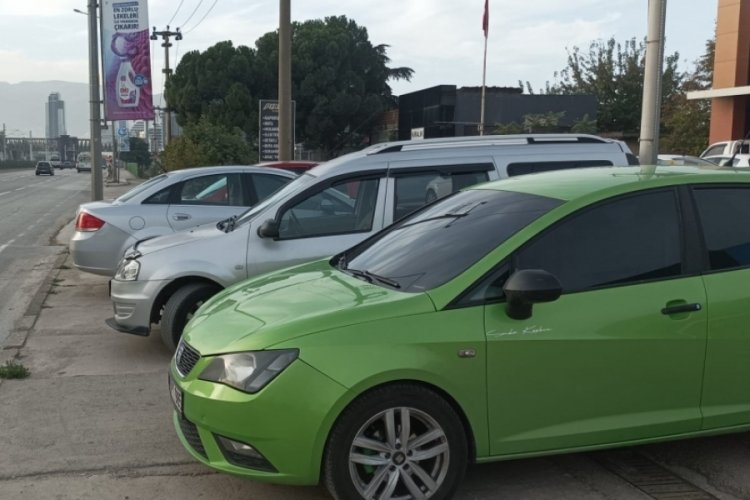 Bursa'da insanlar y&uuml;r&uuml;yecek kaldırım bulamıyor
