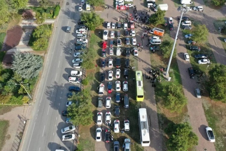 İHH &uuml;yeleri İncirlik &Uuml;ss&uuml;'ne gitmek &uuml;zere Bursa'dan yola &ccedil;ıktı
