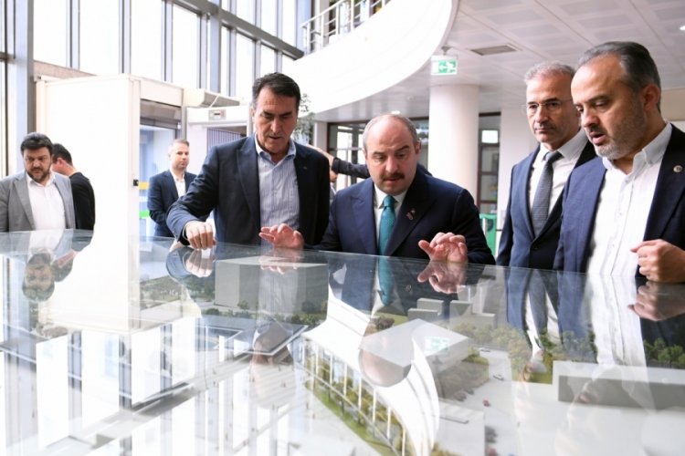 AK Parti Bursa Milletvekili Varank, Osmangazi Meydanı'nı inceledi