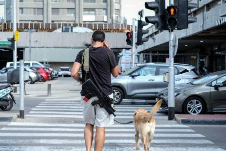 İsrail halkı sokakta makinalı t&uuml;feklerle dolaşıyor