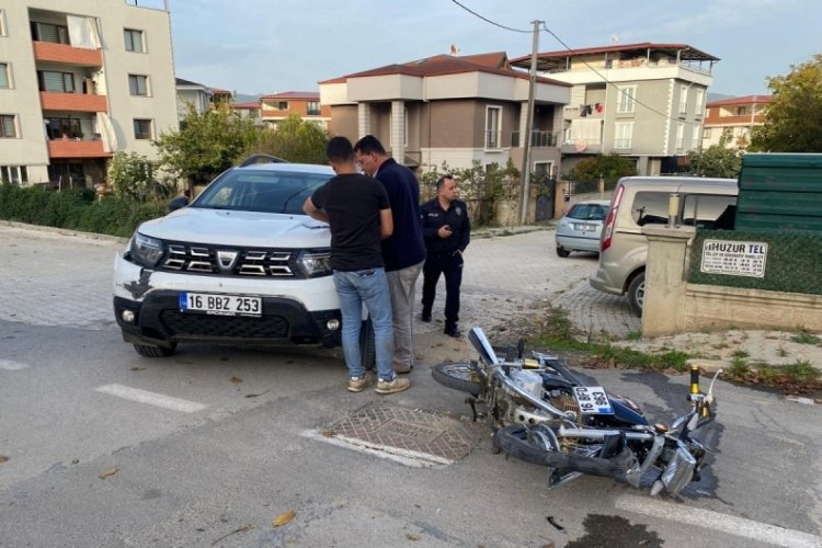 Bursa'da aynı anda iki ara&ccedil; ile &ccedil;arpışan motosiklet s&uuml;r&uuml;c&uuml;s&uuml; yaralandı!
