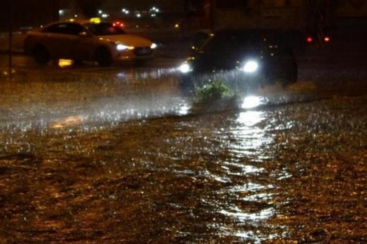 &Ccedil;anakkale'de sağanak yağış etlisini g&ouml;sterdi! Cadde ve sokaklar g&ouml;le d&ouml;nd&uuml;