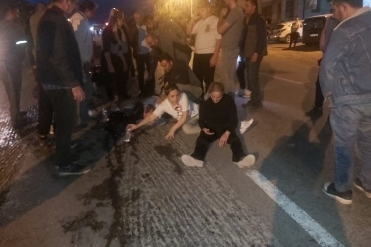 Bursa'da motosiklet trakt&ouml;r r&ouml;morkuna &ccedil;arptı! 2 yaralı