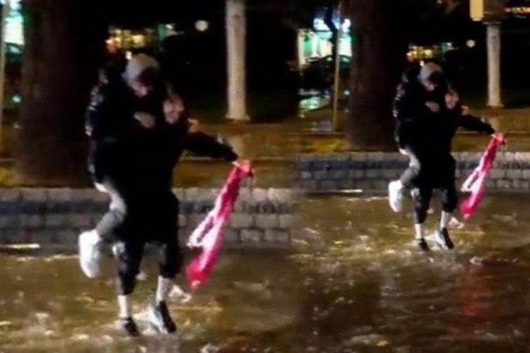 &Ccedil;anakkale'de iki gen&ccedil; yağmur sularına d&uuml;şen T&uuml;rk bayrağını aldı