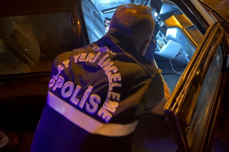 Bursa'da sitenin &ouml;n&uuml;nden &ccedil;alınan otomobili bek&ccedil;iler buldu!