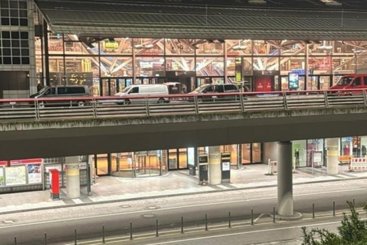 Hamburg Havalimanı'nda silahlı kişi arabayla aprona girdi
