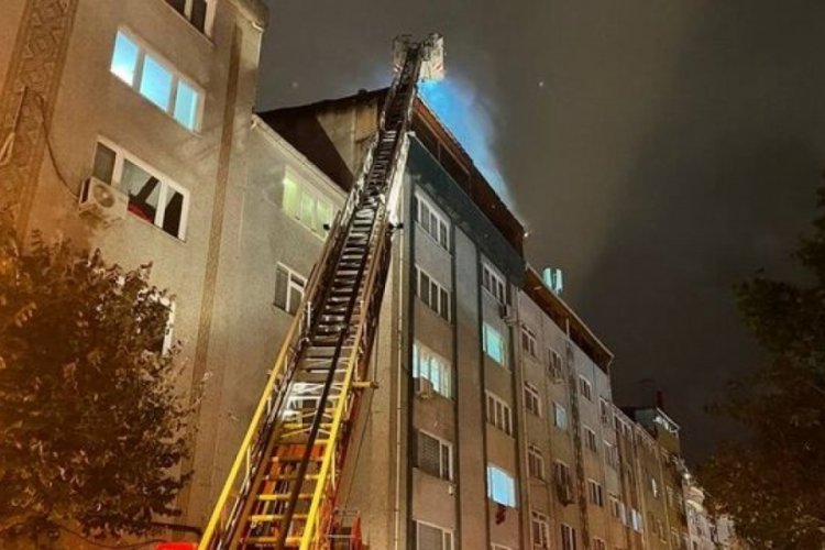 İstanbul'da &ccedil;atı katında &ccedil;ıkan yangın s&ouml;nd&uuml;r&uuml;ld&uuml;