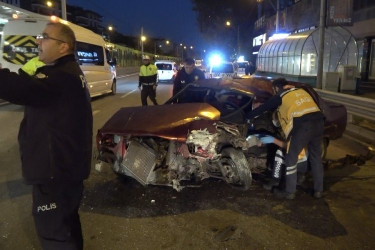 Otomobil Bursaray'ın bariyerine &ccedil;arptı: 2 yaralı